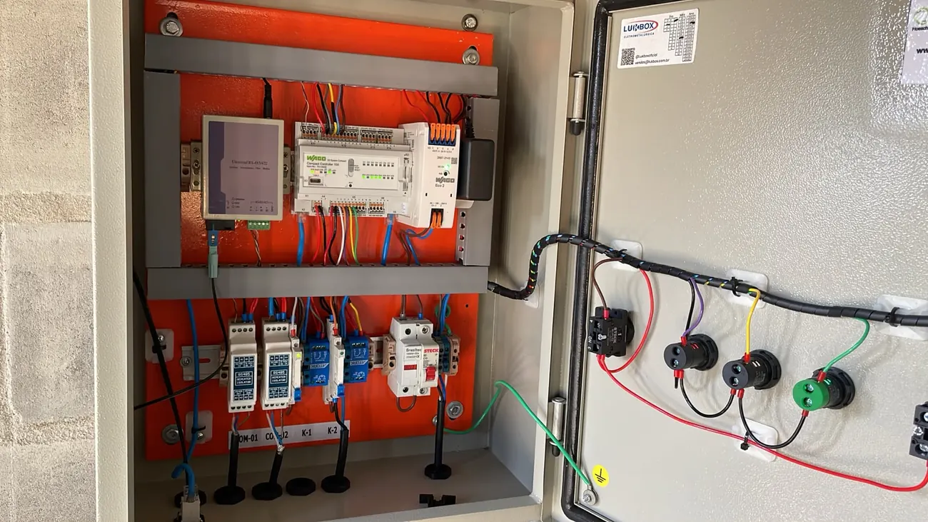Quadro do controlador de exportação PPC-GD instalado, com controlador, conversor RS485, isoladores e transformadores de corrente no ponto de conexão