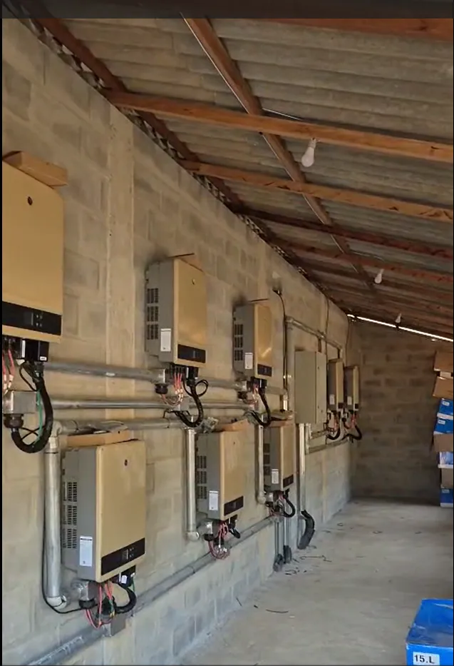Banco de inversores solares de marcas distintas instalados na mesma usina de geração distribuída, gerenciados por um único controlador de exportação zero grid