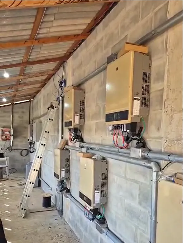 Instalação de fileira de inversores solares em abrigo, com infraestrutura de eletrodutos e cabeamento de usina de geração distribuída