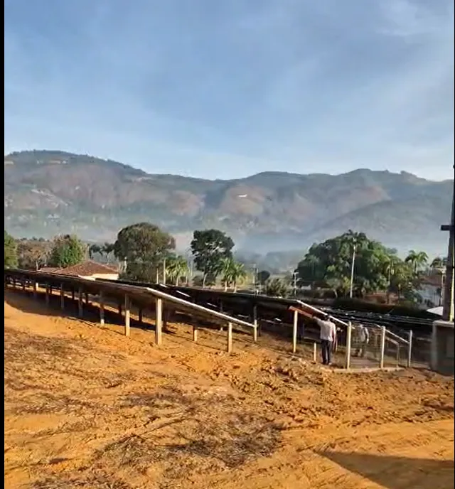 Usina solar fotovoltaica de grande porte em geração distribuída, com estruturas de solo em ambiente rural